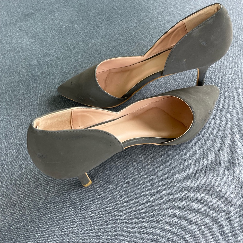 Women’s gray suede heels size 6 - Picture 2 of 8